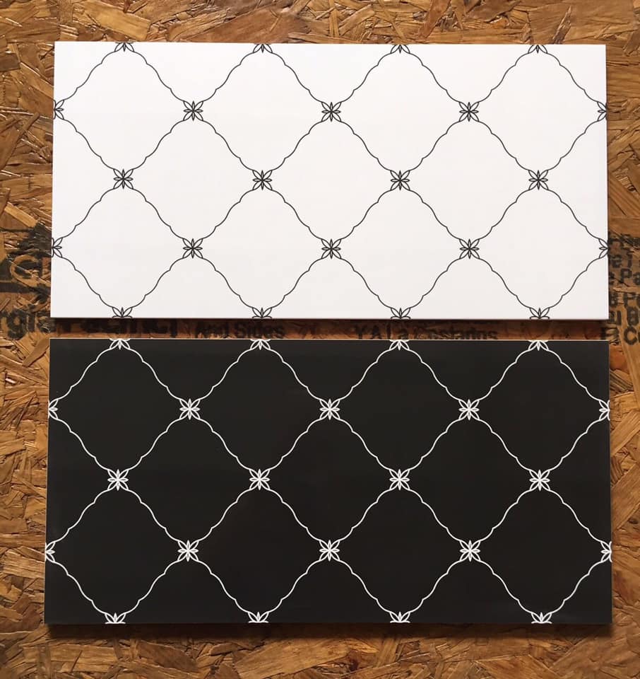 Gạch ốp tường phòng thờ